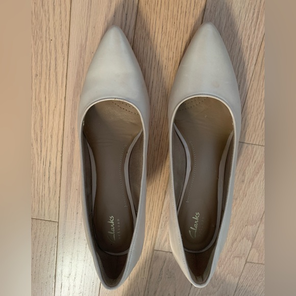 Clarks beige cream low heels US size 9 - Picture 8 of 9